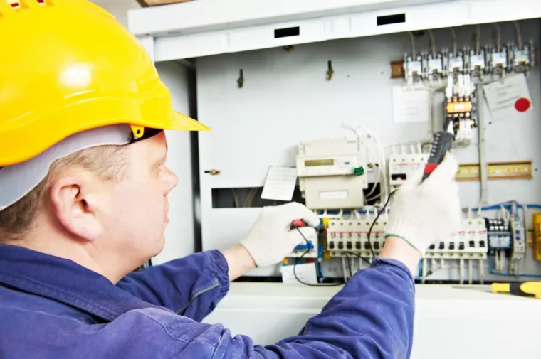 À qui faire appel pour rénover toutes l'électricité et remettre aux normes dans un immeuble destiné aux entreprises et coworking  ?, Villefranche-sur-Saône, FC ENERGIE