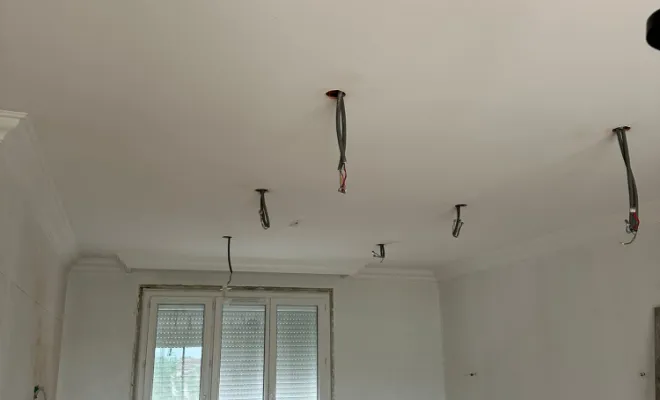 Préparation du plafond pour la pose de spots LED : passage des câbles, création des points lumineux et mise en place des emplacements avant l'installation finale.