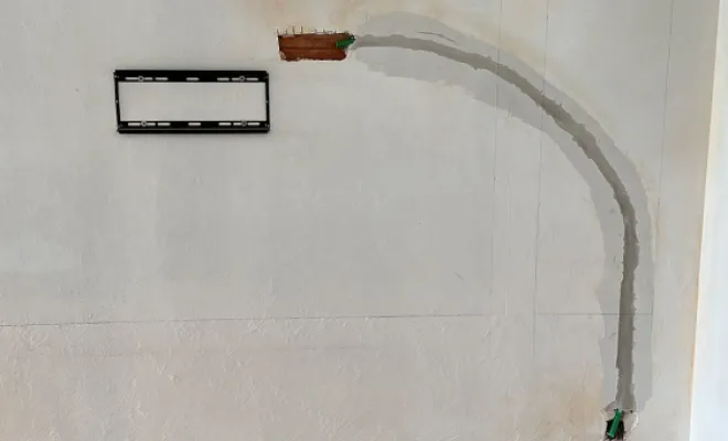 Création d'une saignée murale pour passage de câbles pour prise TV